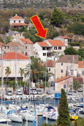 Apartments by the sea Milna, Brac - 5677